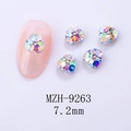 Vue macro de strass pour nail art en forme de fleur irisante avec détails étincelants - Style de Pétale de Fleur Incrusté (9263)
