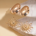 Set di due orecchini in metallo dorato con scudo ovale liscio e design a sole ondulato - Combinazione di Raggi di Sole e Scudo / Oro (Set da 4 pezzi)
