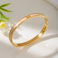 Elegante brazalete de acero de titanio dorado con tres diamantes y nácar natural - Dorado (Z236A)