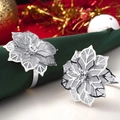 Détail de ronds de serviette fleurs argentées avec strass sur décor de fête - Argenté