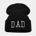 Detailansicht der weißen DAD-Stickerei auf einer schwarzen gerippten Strickmütze - DAD Buchstabe / Schwarz
