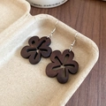 Détail de boucles d'oreilles vintage en bois ajouré sur un plateau rustique - Crochet d'oreille-Café