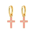Detailansicht goldener Creolen mit rosa Emaille-Kreuzen und funkelnden Zirkonsteinen - Rosa Kreuz Anhänger Creolen