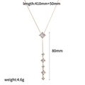 Collier en Y doré en acier inoxydable avec cinq cristaux de zircon carrés sur fond blanc - Style Zircone Carré (TN3682)