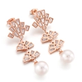 Elegante Ohrringe in Roségold mit Zirkonia-Steinen und hängenden weißen Perlen - Roségold