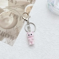 Nahaufnahme vom rosa beflockten Katzen-Schlüsselanhänger mit silbernem Karabiner - Stehender Stil / Stehender Stil Rosa Katze