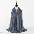 Sciarpa stropicciata blu grigio scuro in cotone e lino con bordi sfilacciati su manichino - Blu Grigio Scuro