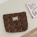 Dettaglio della borsa per il trucco con stampa leopardata e chiusura a zip - Marrone & Giallo