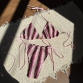 Gros plan du bikini à rayures multicolores avec texture jacquard et anneau ambré décoratif - S / Camel