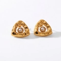Detalle de pendientes triangulares dorados martillados con perla y medidas - Estilo de Perla Triangular Martillada (HC-E10681)