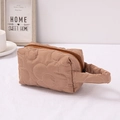 Neceser acolchado color caqui con diseño de nubes y asa para viaje y cosméticos - café