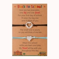 Dettaglio del set di braccialetti a cuore su cartoncino regalo per madre e figlia - Blu + Nero