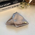 Eleganter grauer Satin Haarklammer mit goldenem Anhänger auf glattem Stoff Design - Dreifache Muschel Kralle / Khaki