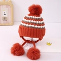 Detalle de gorro de punto para bebé con orejeras y tres pompones esponjosos naranja - 3-8 Años / Naranja