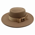 Detail eines kamelfarbenen Wollhutes mit Satinband und metallischem M-Logo am Rand - M (56-58cm) / Dunkelbeige