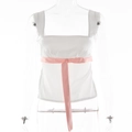 Canotta sexy bianca scollata da donna con nastro rosa in vita e vestibilità slim elegante - S / Corpo bianco con fiocco rosa / Rosa