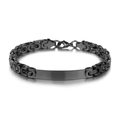 Detalle macro de pulsera de cadena bizantina negra con placa de identidad en fondo blanco - Negro