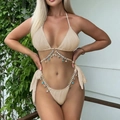 Detail van beige geribbelde bikini met gouden ketting en hangers van schelp en zeester - S / Broken Wit
