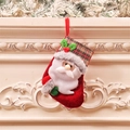 Calza di Natale con Babbo Natale 3D e bordo in ecopelliccia su camino addobbato - Babbo Natale