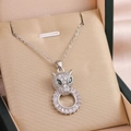 Collier léopard de luxe avec pavé de zircons et yeux en pierres vertes dans l'écrin - 9248-Argent