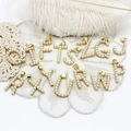 18K vergoldeter Perlen-Anfangsbuchstaben-Anhänger mit Alphabet-Charms auf Spitze - Buchstabe F / 13.8*26.5mm