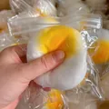 Juguete blando de mochi de mango en amarillo y blanco con rebote lento - Mochi de Mango Fluido