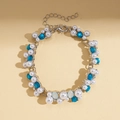 Dettaglio del bracciale con perle bianche, perle di vetro blu e chiusura a moschettone - Bracciale-Blu