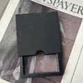 Caja de regalo para joyas en negro mate con cajón deslizante sobre una revista - Negro en Blanco con Muesca/Interior 9x9x2cm