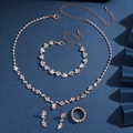 Dettaglio del set di gioielli in oro rosa con cristalli scintillanti su sfondo blu scuro - Collana Orecchini Bracciale Anello (80807036) / Oro rosa