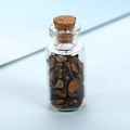 Mini-Glas-Wunschflasche mit braunen Tigerauge-Naturkristallsteinen und Korkverschluss - Tigerauge