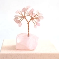 Vue macro de l'arbre de vie en cristal rose avec fils de cuivre et base en pierre brute - Arbre Quartz Rose + Base Rose