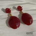 Détail de boucles d'oreilles vintage en résine rouge foncé et doré sur du satin - Style de Goutte Rouge (KD3703) / Rouge