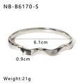 Detailansicht eines gewellten Edelstahl-Armreifs mit Maßen 6,1cm Durchmesser und 0,9cm Breite - Silberner Wellenförmiger Offener Armreif (NB-B6170-S)