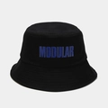 Détail d'un chapeau bob noir avec broderie MODULAR bleue et finitions de haute qualité - M (56-58cm) / Noir