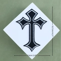 Dettaglio della toppa ricamata a croce gotica con trama in filo di seta e dimensioni - Bordo Nero Argento/Croce