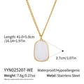 Detailansicht der goldenen Edelstahlkette mit weißem ovalem Anhänger und Produktmaßen - Weiß (YYN025207-WE)