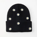 Schwarze Strickmütze mit weißen Gänseblümchen-Stickmustern auf weißem Hintergrund - Einheitsgröße / Schwarz Gänseblümchen