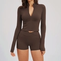 Donkerbruine sportset voor dames met cross-waist shorts en jas met halve ritssluiting - S / koffiekleur