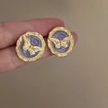 Dettaglio orecchini vintage a perno con farfalla in smalto viola e rilievo dorato - Perno in argento - Oro - Viola