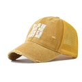 Dettaglio del cappello trucker giallo senape con ricamo e visiera effetto consumato - Regolabile / Giallo