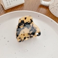 Elegant tortoiseshell cellulose acetate hair claw clip with black spots in a ceramic plate - Beige Tortoise Shell