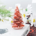 Mini sapin de Noël en résine orange avec texture pierre de cristal sur un livre - 27 Agate rouge