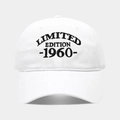 Dettaglio del ricamo nero Limited Edition 1960 sul cappellino bianco stile vintage - 1960 Bianco