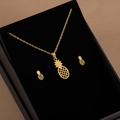 Conjunto de joyas de piña en acero inoxidable dorado con collar y pendientes en caja - X475
