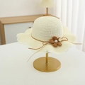 Detail eines beigen Strohhuts für Mädchen mit gewebter Blume und Dekoband - 54cm (Empfohlen 2-10 Jahre) / Cremeweißer Hut