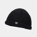 Dettaglio del berretto docker in maglia nera con trama a coste spesse e logo N ricamato - Nero