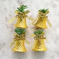 Set di 4 campanellini natalizi dorati con aghi di pino verdi e fiocchi glitterati - Stile B Campane Dorate con Targhetta Lettere Set da 4