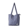 Bolso tote de pana azul grisáceo con correas largas y etiqueta blanca en fondo blanco - Gris oscuro