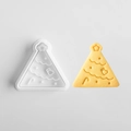 Weißer Weihnachtsbaum-Ausstechform und fertiger goldener Keks mit festlichen Mustern - E0826-Weihnachtsbaum