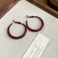 Detalle de pendientes de aro geométricos color vino tinto sobre tela y bandeja de madera - Rojo 3cm